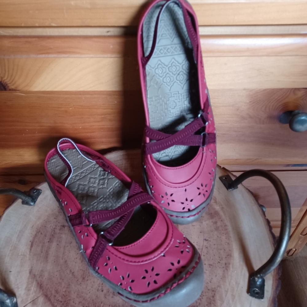Muk Luks sandles women's size 7 red and gray